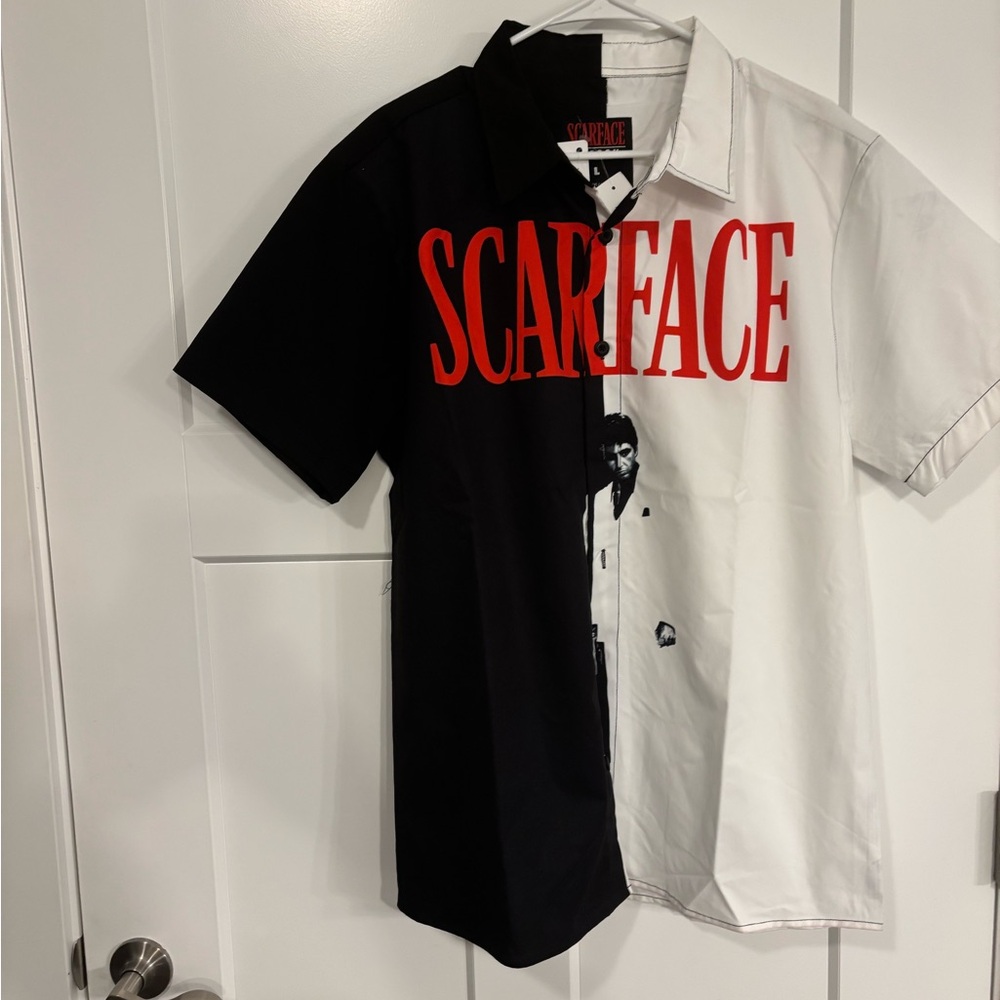 NWT  SCARFACE NOVELTY SHIRT BUTTON FRONT CASUAL SIZE LARGE. WHITE RED BLACK